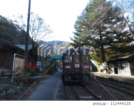 鉄路のある風景　沢入駅　わたらせ渓谷鐵道　 112444128