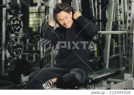 トレーニングウェアを着る男性のポートレート 112444326
