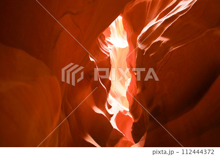 アリゾナ州アンテローブキャニオンの神秘的な赤土のグラデーション 112444372