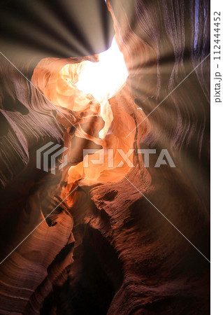 アリゾナ州アンテローブキャニオンの神秘的な赤土のグラデーション 112444452