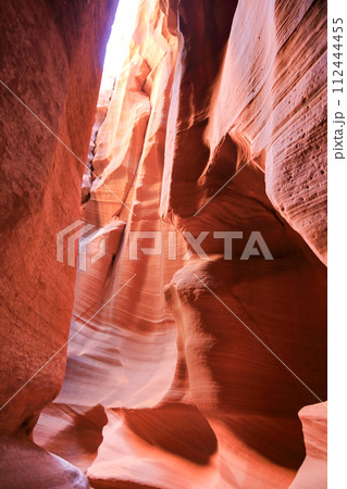 アリゾナ州アンテローブキャニオンの神秘的な赤土のグラデーション 112444455