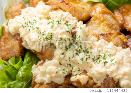 チキン南蛮(タルタルソースかけ)のアップ。 チキン南蛮(タルタルソースかけ)のアップ。 112444483