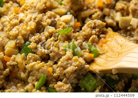 鶏ミンチのカレー風味炒め、調理シーン。 鶏ミンチのカレー風味炒め、調理シーン。 112444509