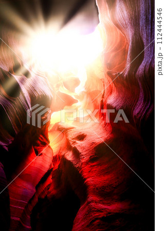 アリゾナ州アンテローブキャニオンの神秘的な赤土のグラデーション 112444546