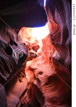 アリゾナ州アンテローブキャニオンの神秘的な赤土のグラデーション 112444547