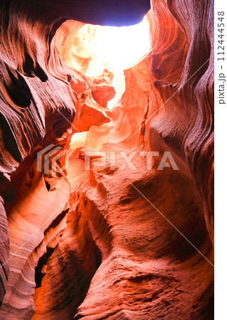 アリゾナ州アンテローブキャニオンの神秘的な赤土のグラデーション アリゾナ州アンテローブキャニオンの神秘的な赤土のグラデーション 112444548