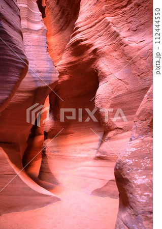 アリゾナ州アンテローブキャニオンの神秘的な赤土のグラデーション 112444550