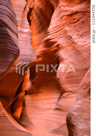 アリゾナ州アンテローブキャニオンの神秘的な赤土のグラデーション 112444556