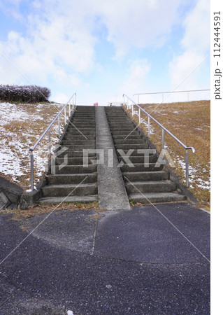 太田川河川敷に続く雪の残る階段 太田川河川敷に続く雪の残る階段 112444591