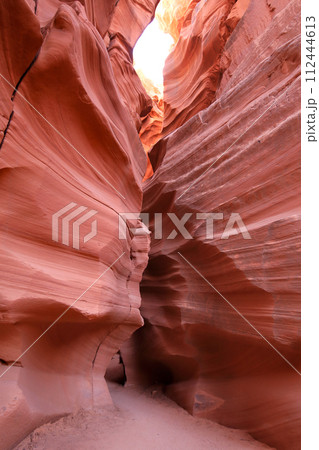 アリゾナ州アンテローブキャニオンの神秘的な赤土のグラデーション 112444613