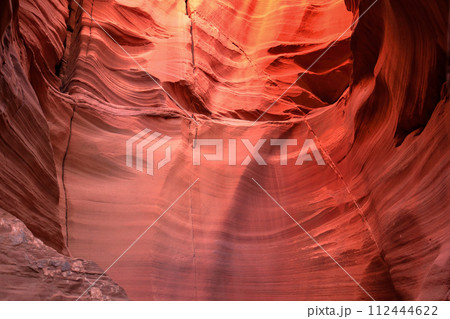 アリゾナ州アンテローブキャニオンの神秘的な赤土のグラデーション 112444622