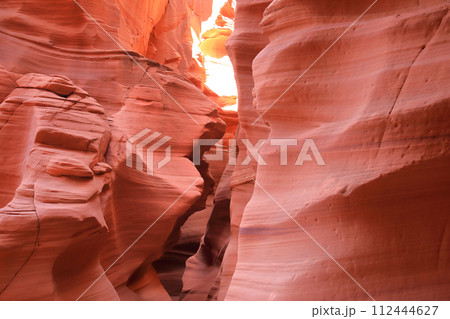 アリゾナ州アンテローブキャニオンの神秘的な赤土のグラデーション アリゾナ州アンテローブキャニオンの神秘的な赤土のグラデーション 112444627