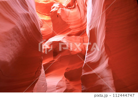 アリゾナ州アンテローブキャニオンの神秘的な赤土のグラデーション 112444747