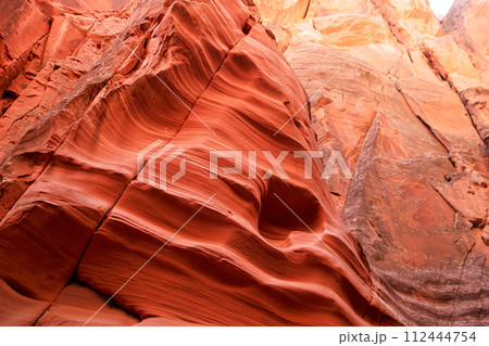 アリゾナ州アンテローブキャニオンの神秘的な赤土のグラデーション アリゾナ州アンテローブキャニオンの神秘的な赤土のグラデーション 112444754