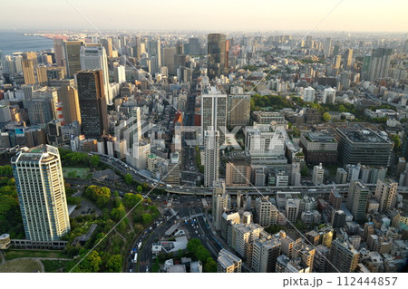 春 東京タワー展望台から望む夕陽に染まる大都会高層ビル群 春 東京タワー展望台から望む夕陽に染まる大都会高層ビル群 112444857