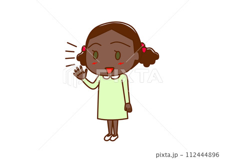 (全身斜め)笑顔で楽しそうに話しかけるアフリカ系少女 (全身斜め)笑顔で楽しそうに話しかけるアフリカ系少女 112444896