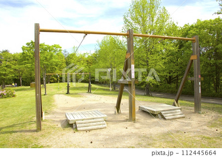 ツツジ咲く新緑の兵庫県立三木山森林公園 ツツジ咲く新緑の兵庫県立三木山森林公園 112445664