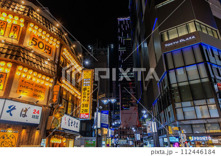 東京 渋谷区の都市風景 渋谷中央街の夜景 東京 渋谷区の都市風景 渋谷中央街の夜景 112446184