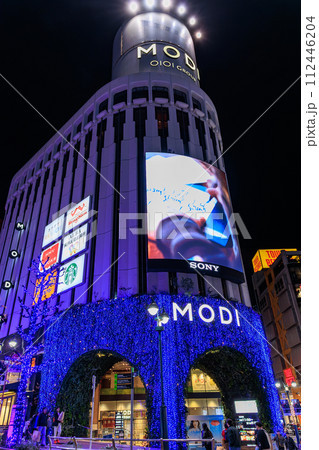 東京　渋谷区の都市風景　渋谷モディの夜景 112446204