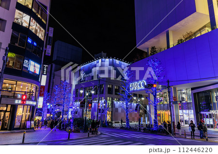 東京　渋谷区の都市風景　渋谷パルコの夜景 112446220