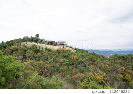 古代の山城　鬼ノ城西門の見える風景　岡山県総社市 112446226