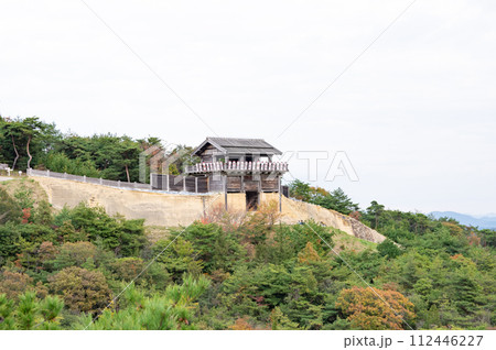古代の山城　鬼ノ城西門の見える風景　岡山県総社市 112446227