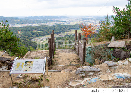 古代の山城　鬼ノ城東門跡と総社平野の風景　岡山県総社市 112446233