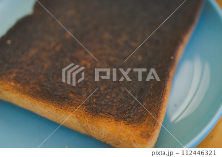 焦げた食パン 112446321
