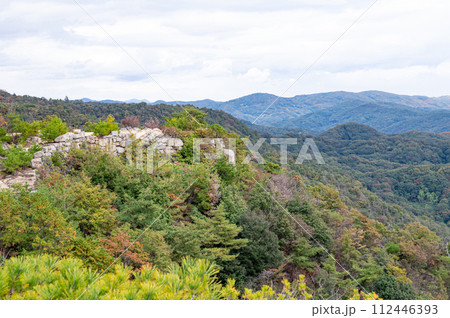 古代の山城　鬼ノ城の石塁　屏風折れの石垣　岡山県総社市 112446393