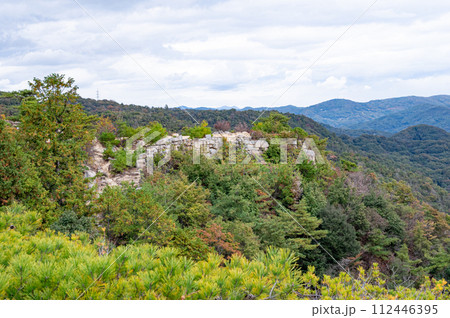 古代の山城　鬼ノ城の石塁　屏風折れの石垣　岡山県総社市 112446395