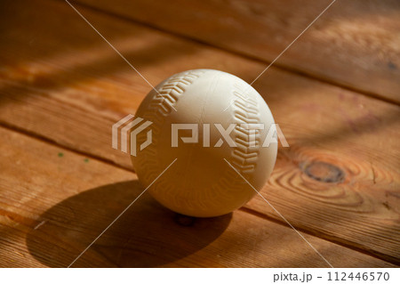 木の廊下に置かれた野球のボール 112446570