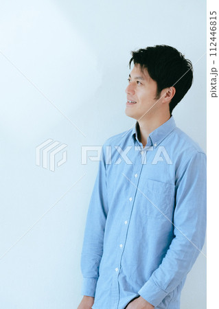 白壁を背景に立つ男性 白壁を背景に立つ男性 112446815