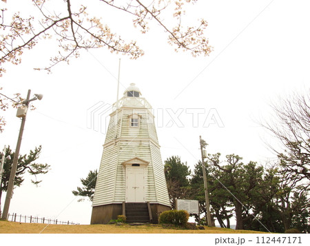 酒田市日和山公園にある春の六角灯台 112447171