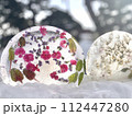花と葉っぱを散りばめた氷のハーバリウム 112447280