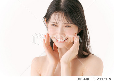 スキンケアをする女性 スキンケアをする女性 112447419