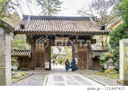 冬の瑞鳳寺　参道と門　宮城県仙台市 112447423