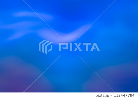 ブルー系動きのあるイメージ　背景素材 112447794