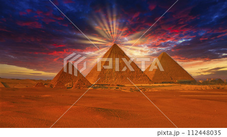 ギザのピラミッドの美しい夕景 ギザのピラミッドの美しい夕景 112448035