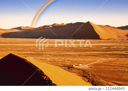ナミブ砂漠にかかる虹 ナミブ砂漠にかかる虹 112448043