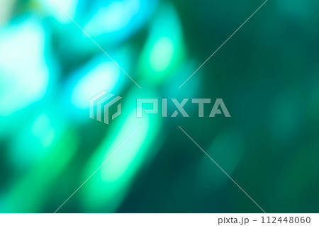 グリーン系動きのあるイメージ　背景素材 112448060