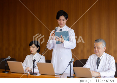 医療関係者　手術前カンファレンス 112448154