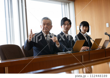 政治家 円卓 重厚感 会議イメージ 政治家 円卓 重厚感 会議イメージ 112448189