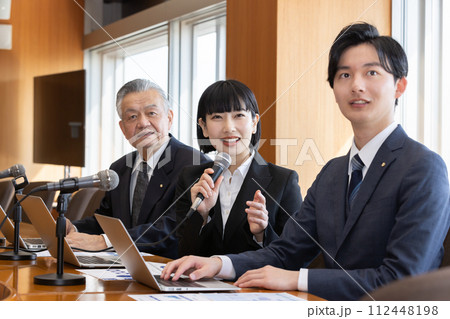 政治家　円卓　重厚感　議員バッジ　会議イメージ 112448198