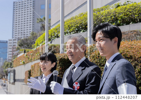 選挙で演説をする候補者 選挙で演説をする候補者 112448207