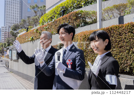 選挙で演説をする候補者 112448217