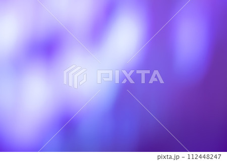 パープル系動きのあるイメージ　背景素材 112448247