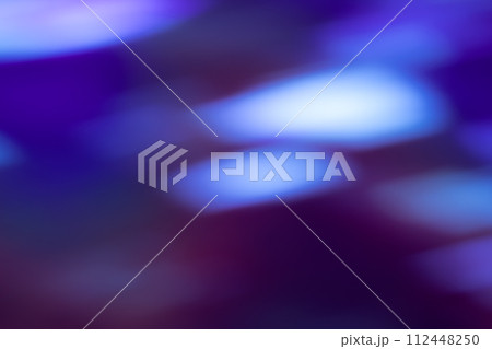 パープル系動きのあるイメージ　背景素材 112448250