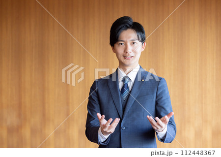演説をする政治家 112448367