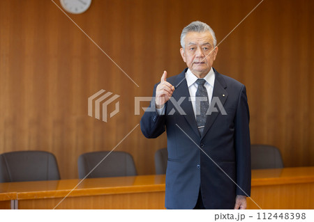 指差しをする政治家 112448398