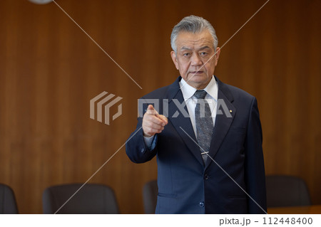 指差しをする政治家 112448400